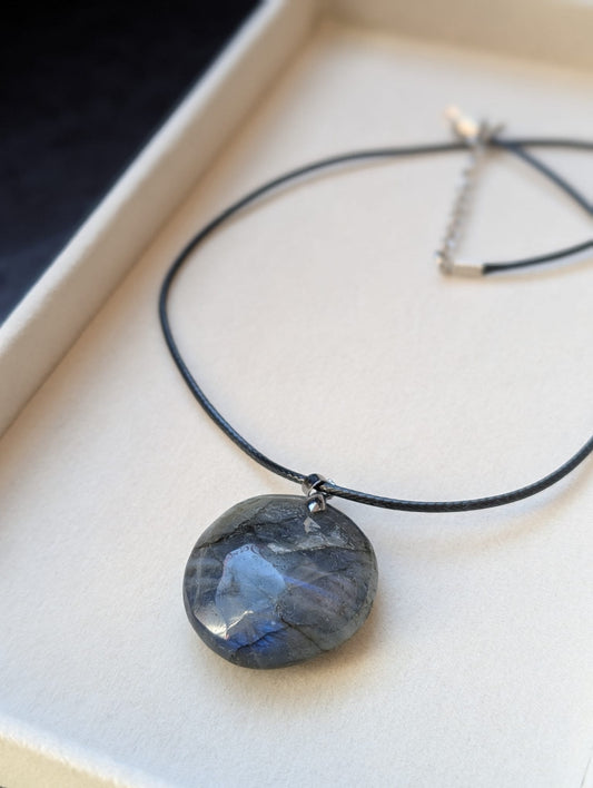 Colar com Labradorite feito à mão