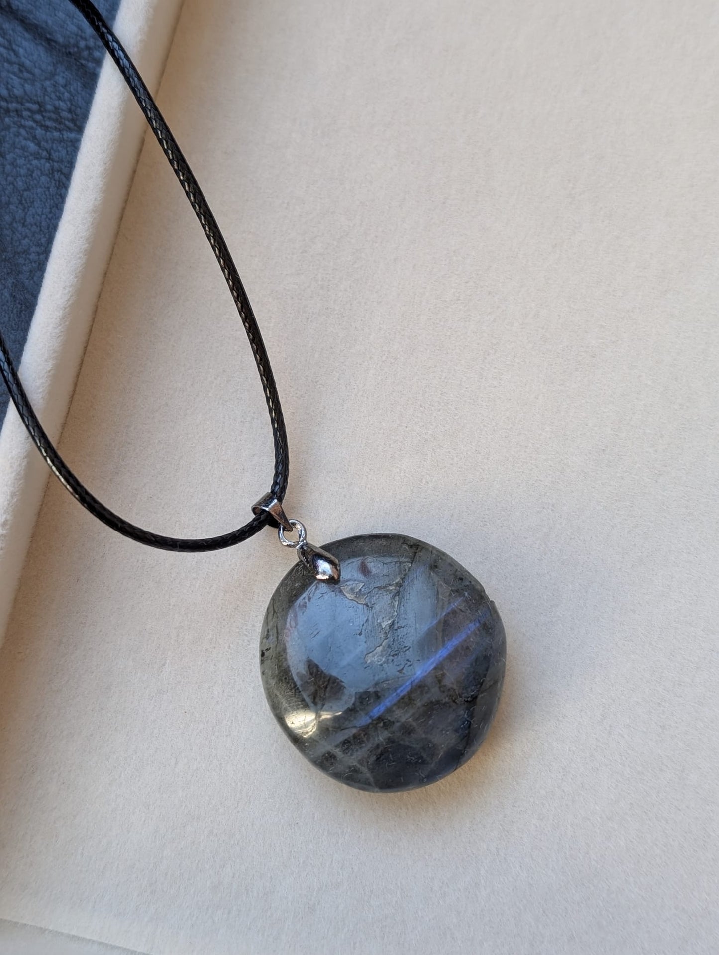 Colar com Labradorite feito à mão