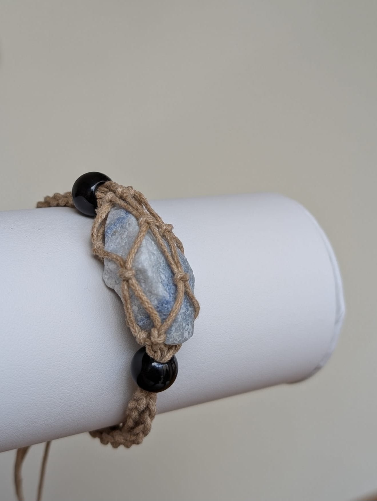 Pulseira em macramé c/ Quartzo Azul em bruto